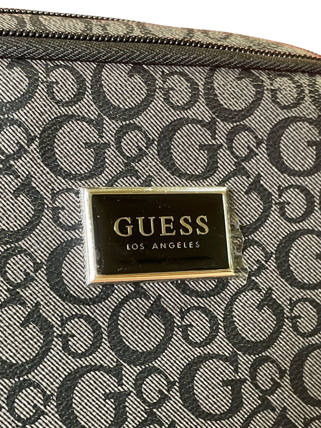 Cosmetiquera Guess “G Monogram” – Elegancia compacta que va contigo